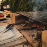 Faire un barbecue maison : barbecue bois, charbon ou électrique dans un jardin