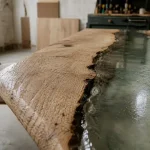 Table en resine époxy : plateau bois et piètement, coulée transparente