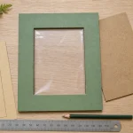 Cadre photo fabriquer DIY en carton : bordure, papier décoratif vert et pochette