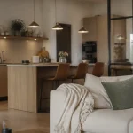 Salon ouvert cuisine avec îlot et verrière pour séparer sans cloisonner